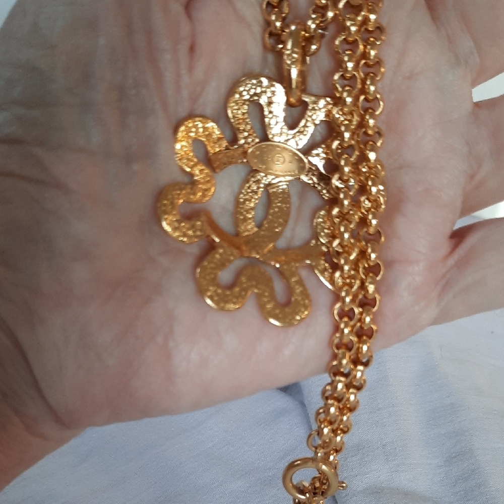 CHANEL Gold Floral Pendant Necklace, AUTHENTICATED!! - Picture 7 of 11
